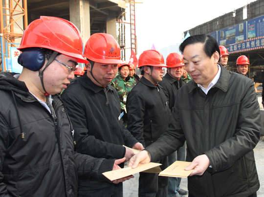 陈海勤副厅长向现场农民工发放慰问金