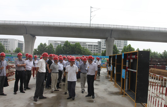 与会人员在建设大厦参观施工现场（水电安装施工样板）