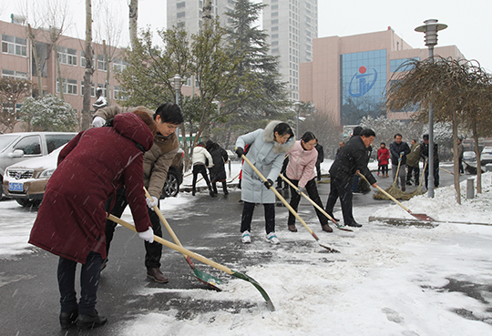 公司员工积极清扫积雪